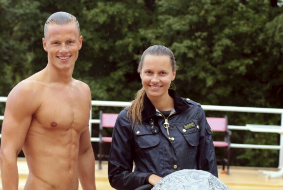 Frognerbadet Oslo. Lavrans Solli, ryggsvømmer, forbereder seg til EM i svømming i Berlin. Her med samboer Anja Johansen og datter Frøya, som er med. FOTO: METTE BUGGE